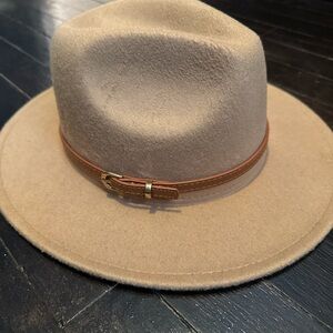 Elegant Tan Fedora with Leather Band
